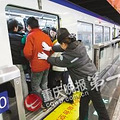 轻轨地铁打挤不怕了，有助推员把你塞上车！