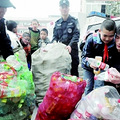 捡瓶子为自己攒手术费 特警帮他讲价陈坤也想帮他