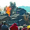 民国街再现“重庆大轰炸”，拍摄《一九四二》650群演剃头开跑_0
