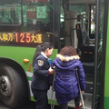 125公车上看到的温情一幕