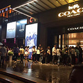 发疯一样，机场路半夜三更堵车两个小时，哪些人在_0