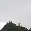 娄山关，绿苔木阶，青山白塔有脊，行路淡雾_1