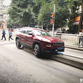 SUV����·����ˮ��գ��³��ּ�Ů˾�������������š�