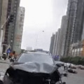 奔驰连撞多车致3死10伤！副驾女子痛哭：我们撞了好多人_1