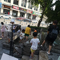 8岁的娃儿耍水当场脱裤子....她妈还帮他脱啥子人哟_4