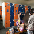 女子带10多岁儿子进游泳馆女更衣室，遭劝阻后称：就你精贵怕看_2