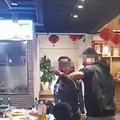 女子带10多岁儿子进游泳馆女更衣室，遭劝阻后称：就你精贵怕看_4