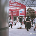 他们在国内最大的展台，策划了一场机车婚纱照_4
