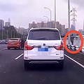 重庆男子大桥上开门跳车后跃入江中，多部门全力搜救中