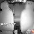 高速途中女子欲开门跳车，司机停车劝导致追尾车祸，瞬间崩溃痛哭