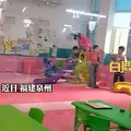 工厂车间设托管区请人帮员工看娃，公司回应：1岁以上孩子可托管_2