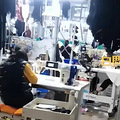 工厂车间设托管区请人帮员工看娃，公司回应：1岁以上孩子可托管_4
