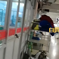 工厂车间设托管区请人帮员工看娃，公司回应：1岁以上孩子可托管_3
