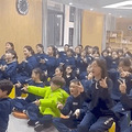 90后音乐教师带孩子们唱歌的视频火了，现在音乐课这么好玩吗_1