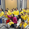 90后音乐教师带孩子们唱歌的视频火了，现在音乐课这么好玩吗_0