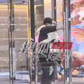 于晓光全家会友到凌晨，秋瓷炫醉酒被丈夫背上车_1