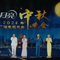 中秋晚会：唐嫣出场隆重，关晓彤毛晓彤合唱好美_0