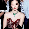 刘亦菲最新广告：拍成“007”大片，变身“女特工”“猫女”_4