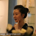 整形后的车晓素颜现身扫货 面容显清秀_3