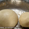 看到大家做月饼，我来整个鲜肉月饼也_0