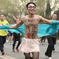 北京马拉松男选手穿短裙丝袜裸身征婚