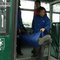 酒喝多了 公交车里倒了_4