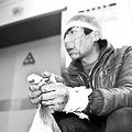 女友挨打 男友讨说法双双被砍