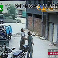 昨天一群快递员徒手接住一个从五楼摔下来的2岁小女孩~！！_3