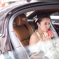 在宾利车中笑哈哈的新娘_2
