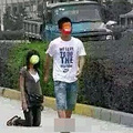女大学生当街下跪 因自己是非处