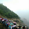 下雨也挡不住人出行的脚步。


浙东