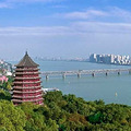 请问六和塔和钱塘江，这个照片角度是在哪里能拍到呢