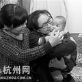 漂亮妈妈自己开车到医院生二胎 大女儿19岁
