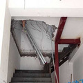 金色黎明一期商铺野蛮装修导致楼上16层每层大理石大面积开裂_1