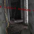 金色黎明一期商铺野蛮装修导致楼上16层每层大理石大面积开裂_5