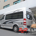 床、洗手间、餐桌、冰箱一应俱全的房车旅游，少你怎么行_1