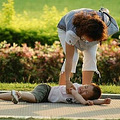 孩子摔倒了,看各国妈妈反应!
             