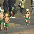 危机感! 中国孩子在寒风中哆嗦, 日本孩子却_2