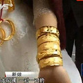 亮瞎眼！婚纱镶嵌10斤黄金价值200万_4