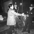 平时批评起物业来“嘴巴不饶人” 没想到深夜10点给保安买大衣
