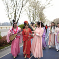 千古情美女穿越到杭州最美樱花跑道，中国樱花比日本早一千年_1