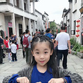 国庆长假期间,杭州小朋友在大人的带领下,跟着课本来黄山旅游._1