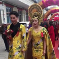 农村婚礼：新娘子学范冰冰穿龙袍结婚，搞得像登基一样！_2