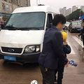 义乌一辆面包车无视交警疾驰而来，径直冲向正过斑马线的父子俩._2