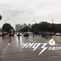 义乌一辆面包车无视交警疾驰而来，径直冲向正过斑马线的父子俩._4