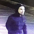 深夜男子戴着人脸3D面具走在街上，他在干嘛？_1