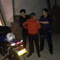 深夜男子戴着人脸3D面具走在街上，他在干嘛？_4