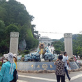 出发龙门水都，走走玻璃桥，但是站在上面的时候我就后悔了。_3