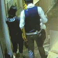 喝下陌生男子给的饮料，13岁女孩昏睡中遭_5