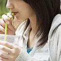 喝下陌生男子给的饮料，13岁女孩昏睡中遭_0
